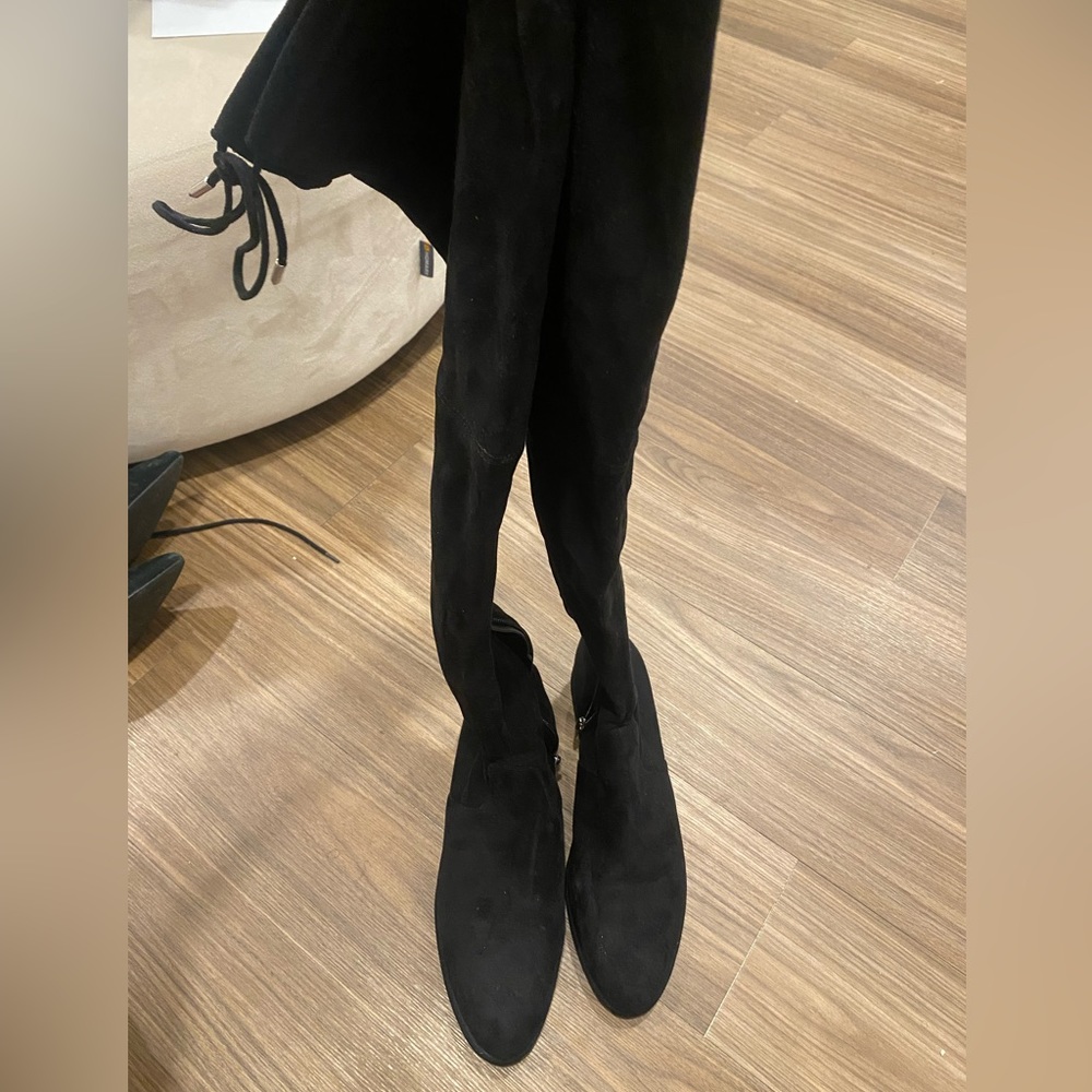 Marc Fisher knee high flat black boots suede size 9m I’ve the knee boots